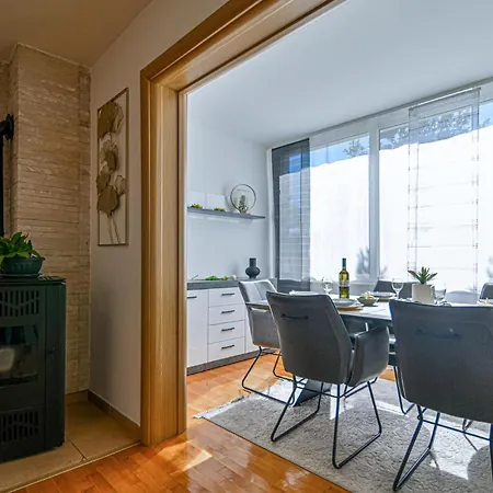 Lägenhet Awesome In Okrug Gornji Trogir