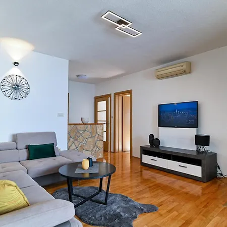 Awesome In Okrug Gornji *