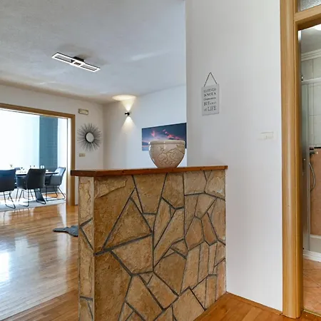 Awesome In Okrug Gornji * تروغير