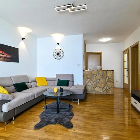 Awesome In Okrug Gornji شقة