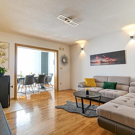 Awesome In Okrug Gornji شقة تروغير