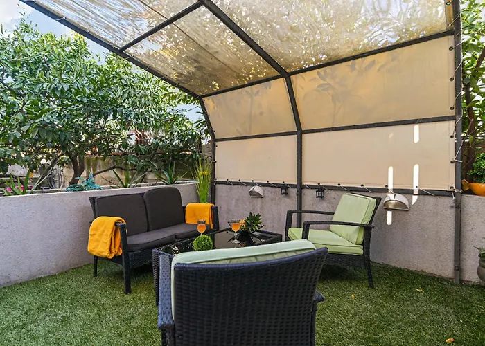 Apartment Awesome In Okrug Gornji