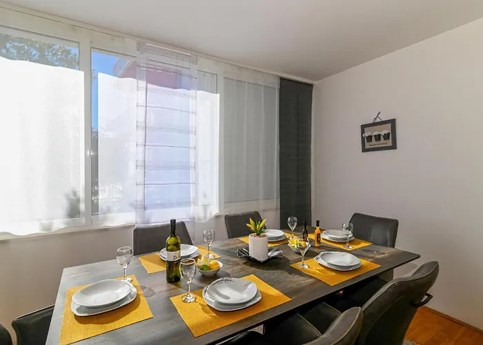 Awesome In Okrug Gornji Apartment *